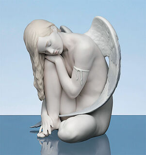 Figurine en porcelaine "Ange assis", peinte à la main