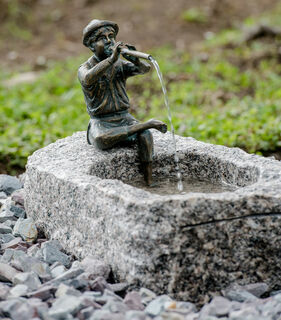 Sculpture de jardin / gargouille "Hannes jouant de la flûte" (sans pierre), bronze