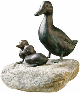 Sculpture de jardin "Mère canard avec poussins", cuivre sur pierre