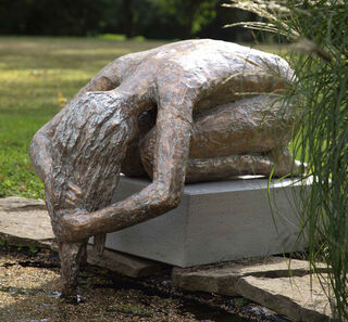 Sculpture "The Hair Washer" (2020), bronze von Dagmar Vogt