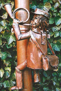 Sculpture "Postman for Downspout", cuivre