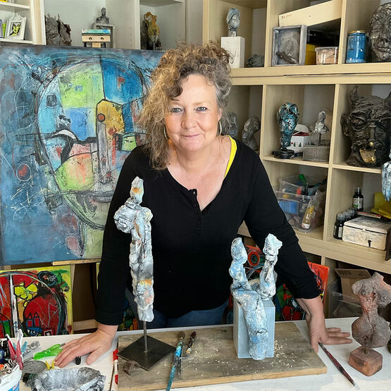 L'artiste Ilona Schmidt dans son atelier