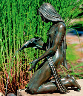 Sculpture de jardin / gargouille "Fille à la corne d'abondance", bronze