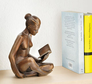 Sculpture "Reading Woman" (2018), bronze von SIME