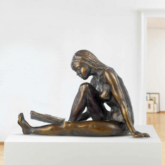Sculpture "Reading Woman", métal coulé von Birgit Stauch