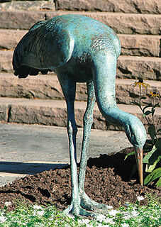 Sculpture de jardin "Grue, mangeant", bronze