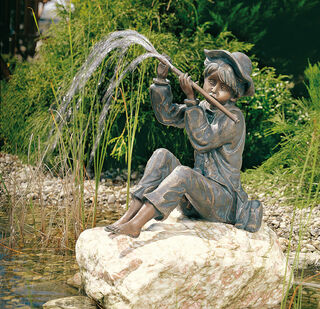 Sculpture de jardin / gargouille "Hans jouant de la flûte dans la chance" (version avec pierre), bronze