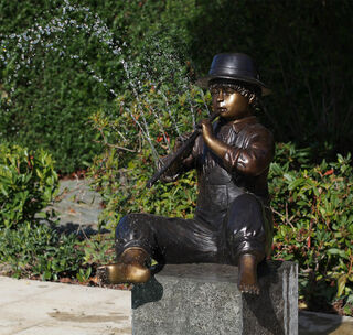 Sculpture de jardin / gargouille "Moritz jouant de la flûte" (sans piédestal), bronze