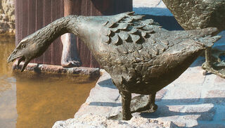 Sculpture de jardin "Oie en position d'attaque", bronze