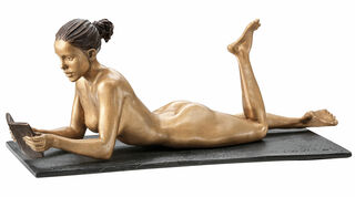 Sculpture "Femme qui lit" (2019), bronze von Leo Wirth