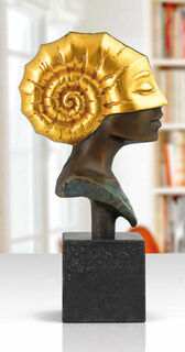 Buste "Tête de l'ammonite", version en bronze partiellement dorée von Michael Becker