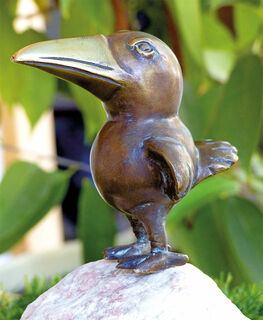 Sculpture de jardin "Corbeau, regardant droit devant", bronze sur pierre