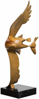 Sculpture "Oiseau de proie avec poisson n° 4", bronze brun