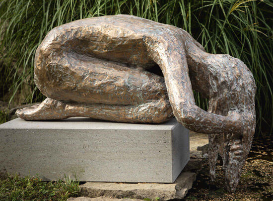 Sculpture "The Hair Washer" (2020), bronze von Dagmar Vogt
